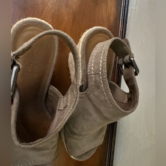 Universal Threads Wedges - Picture 7 of 7